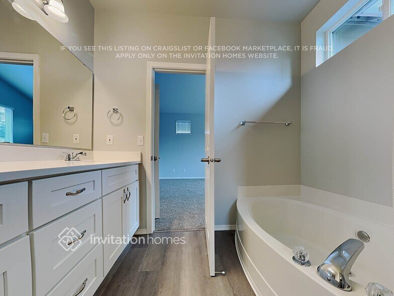 Building Photo - 9115 Periwinkle Loop NE