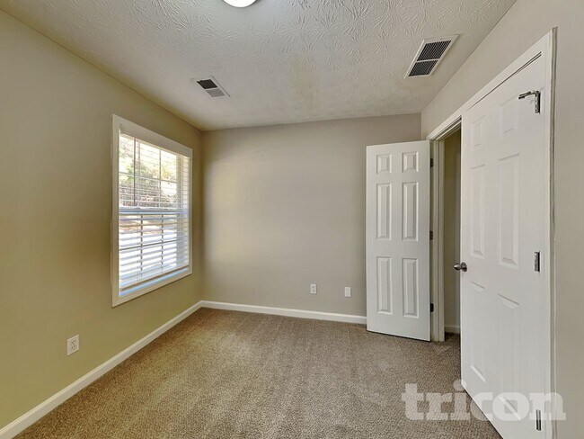 Building Photo - 210 Shenandoah Dr