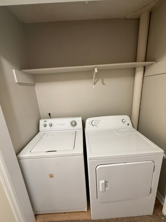 Building Photo - 2 Woodrum Pl