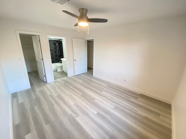 Building Photo - MOVE IN SPECIAL-Delightful 2BED/2BATH Condo tucked away in a picturesque Henderson community!