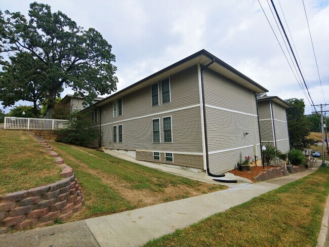 Building Photo - 111 Barton St