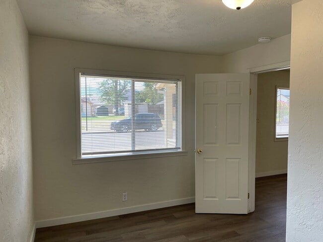 Building Photo - Nice 3 bedroom 1 Bath Home-Fully Fenced Ba...
