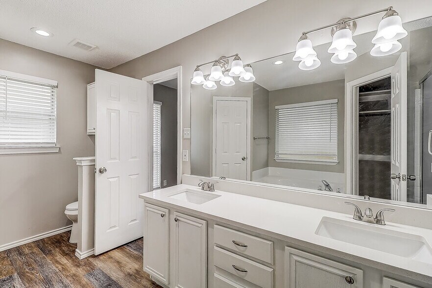 Building Photo - 1402 Stiles Ct