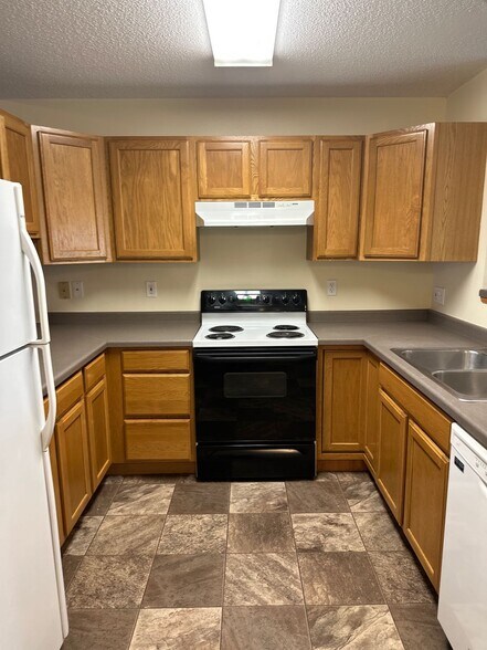 Building Photo - 210 10th St W