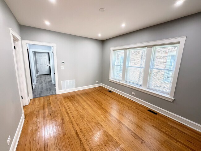 Building Photo - 4838 W Addison St