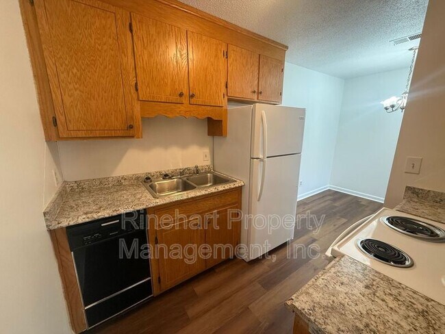 Building Photo - 1100 Chandler Dr