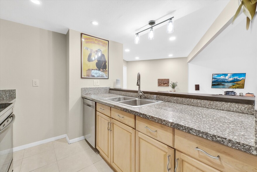 Building Photo - 388 S Prospectors Rd
