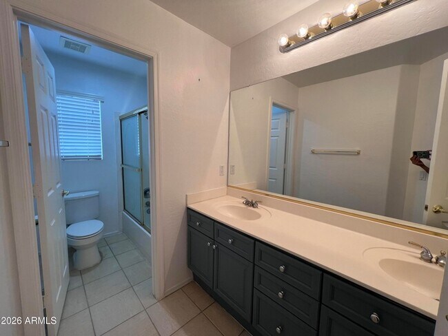 Building Photo - 218 E Sunburst Ln