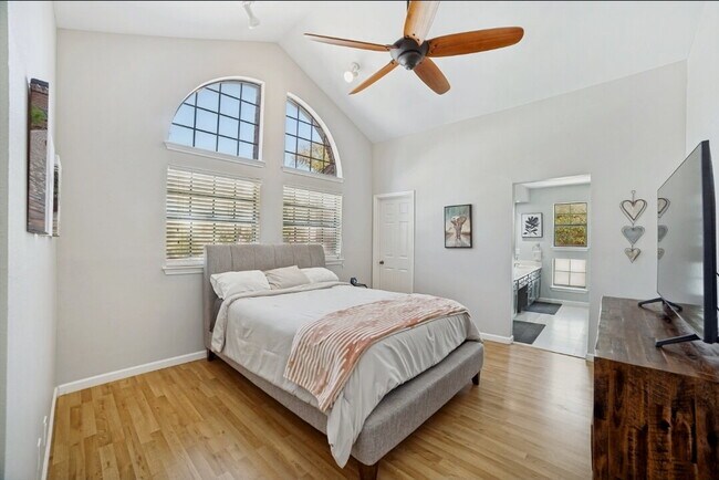 Building Photo - Stylish 3-Bed, 2.5-Bath Townhome with Fireplace & Move-In Ready Upgrades