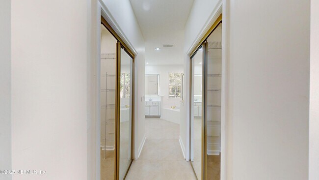 Building Photo - 10061 Vineyard Lake Rd E