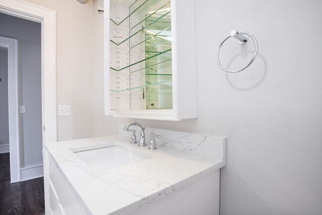 Building Photo - RENOVATED FROM TOP TO BOTTOM 2BD/1BATHS - ...