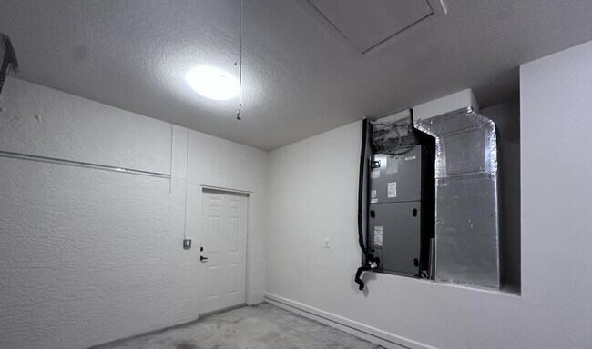 Building Photo - 6025 NW Wolverine Rd