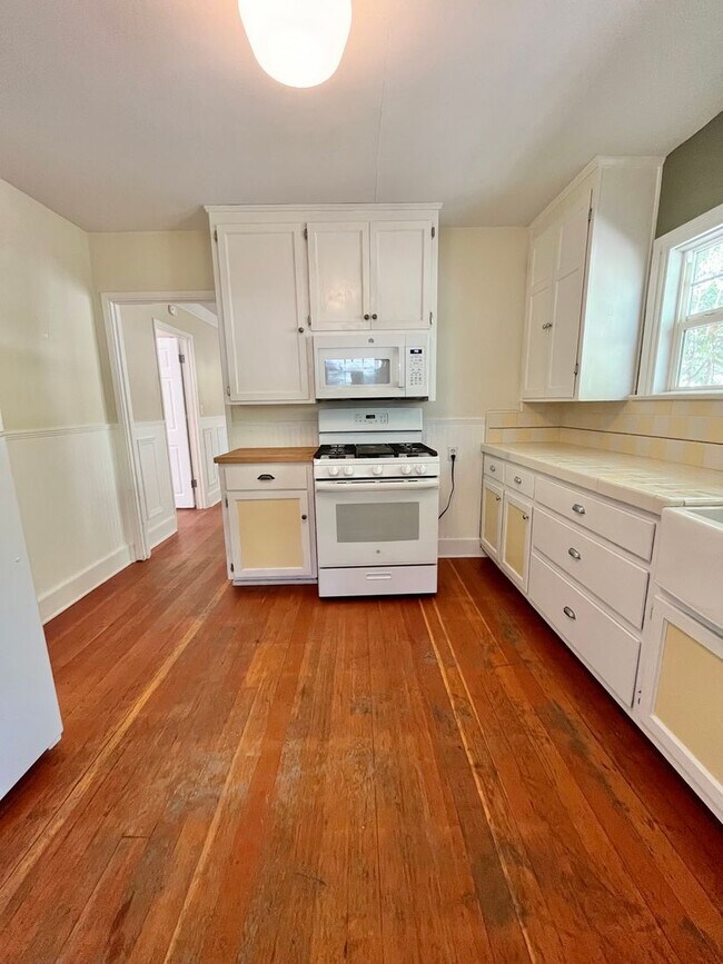 Building Photo - MOVE IN READY!! 2 BEDROOM 1 BATH W/OFFICES