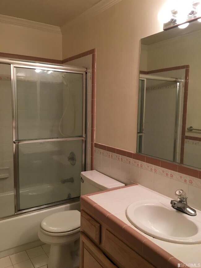 Building Photo - 1582 Taraval St