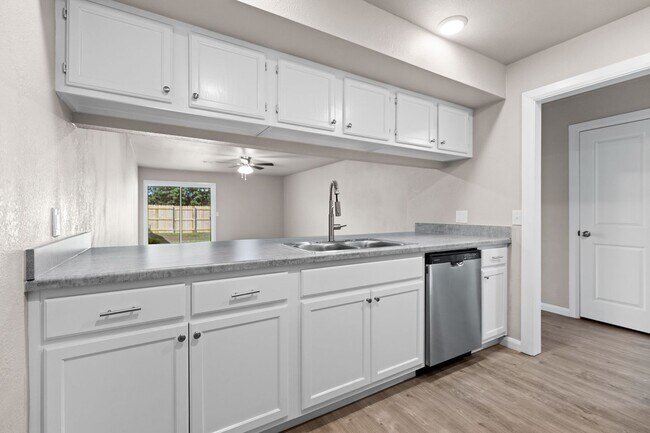 Building Photo - Fully Renovated 3 Bedroom Duplex in the heart of Broken Arrow