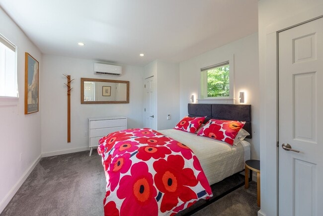 Building Photo - Short Term lease- Fully Furnished One bedr...