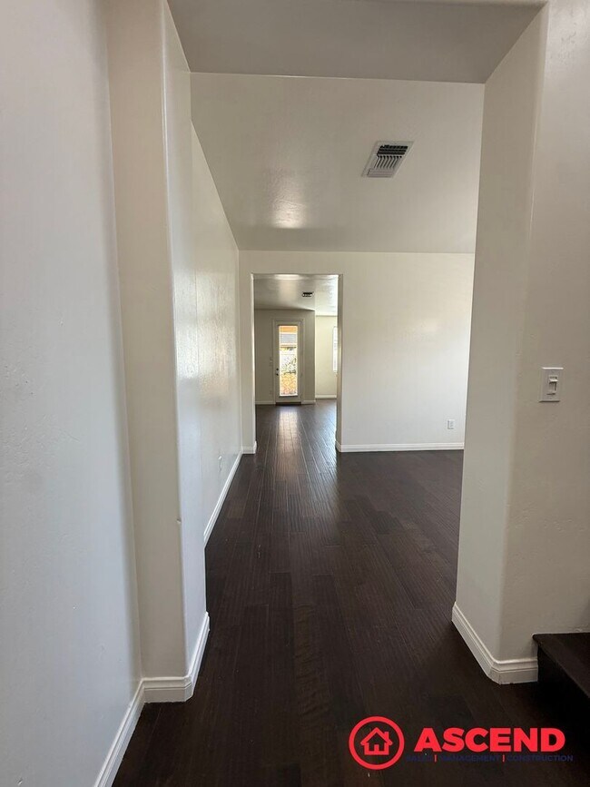 Building Photo - Beautiful 4 Bedroom Located in HOA!