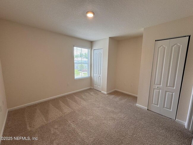 Building Photo - 402 Aralia Ln