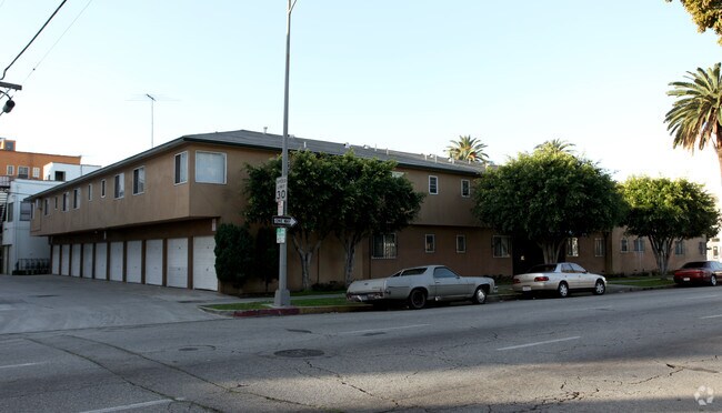 Building Photo - Sara's Apartments