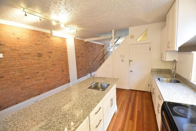 Building Photo - 2 bedroom, 2.5 bathroom brick townhouse