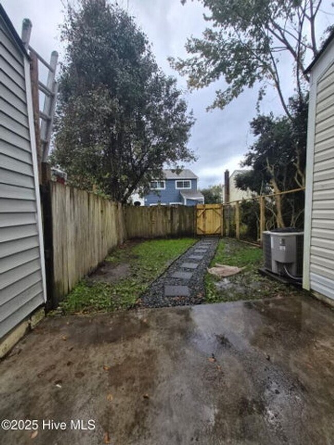 Building Photo - 411 Myrtlewood Cir