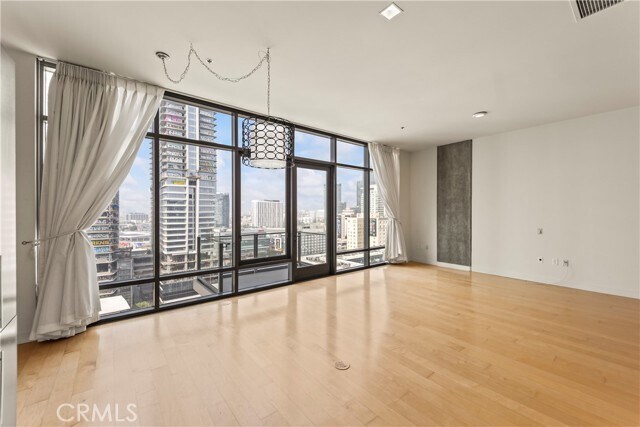 Building Photo - 1100 S Hope St