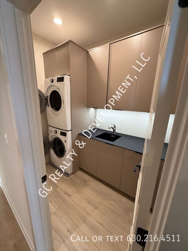 Building Photo - 3202 N Kildare Ave