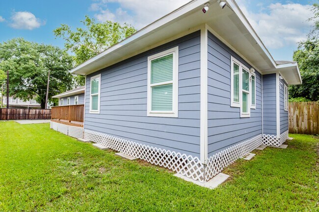 Building Photo - 110 Amundsen St