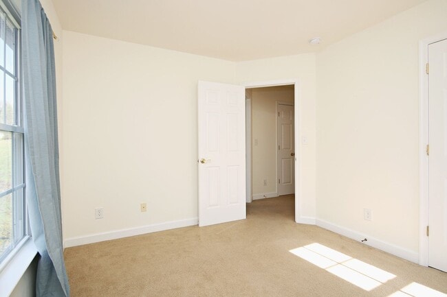 Building Photo - Cat-Friendly Forest Lakes South Townhome