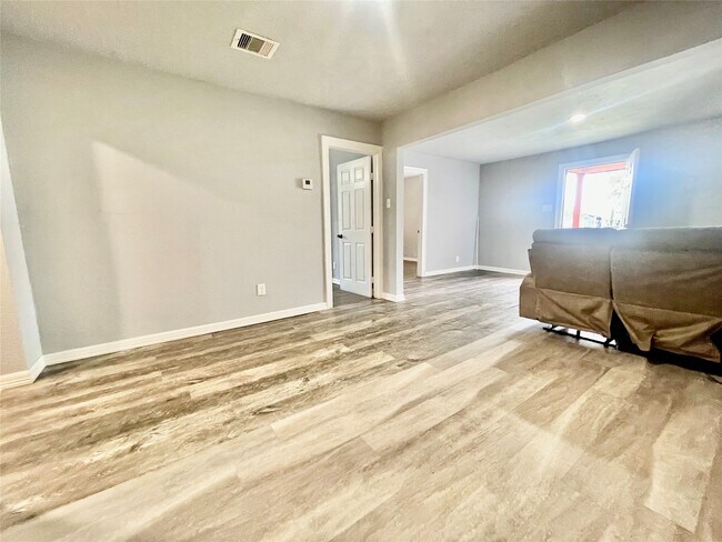 Building Photo - 6803 Bloom Dr