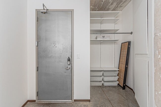 Building Photo - Modern Studio Loft in Downtown Dallas – Water & Internet Included in the Rent ($500 Off First Mon...