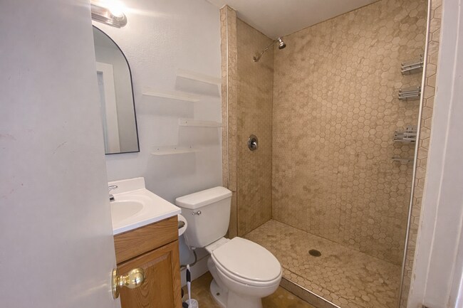 Building Photo - 832 S Bois D Arc Ave