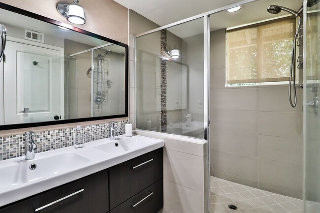 Building Photo - GORGEOUS REMODELED HOME WALKING DISTANCE T...