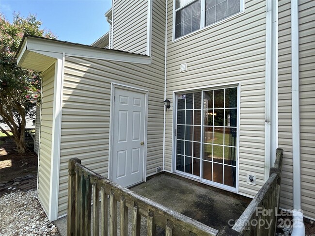 Building Photo - 8258 Golf Ridge Dr