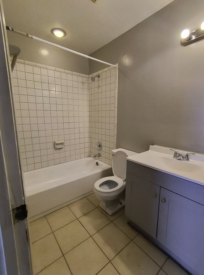 Building Photo - Spacious 3-Bedroom 2 Bathroom Apartment fo...