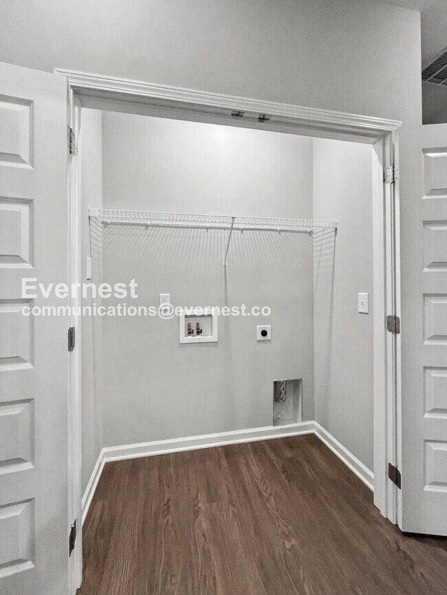 Building Photo - Limited Time Special Offer / 4 Bed, 2 Bath Home with Fenced Yard & Garage / Pet-Friendly / Vouche...