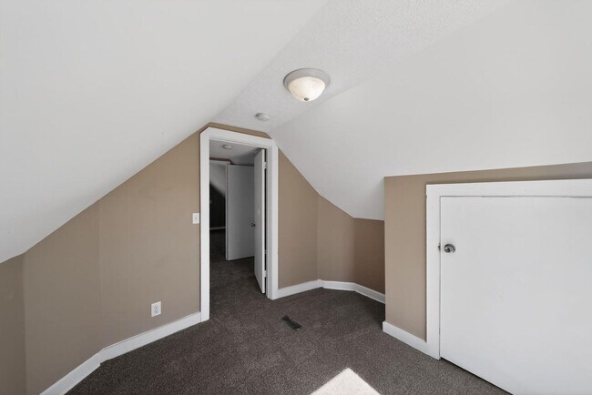 Building Photo - 2117 6th Ave