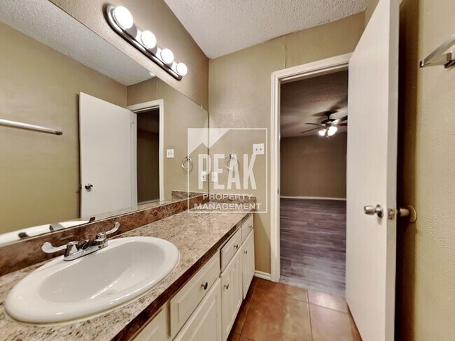 Building Photo - $2000! Large 4 Bed 2 Bath in ARLINGTON! COMING SOON will not stay long!