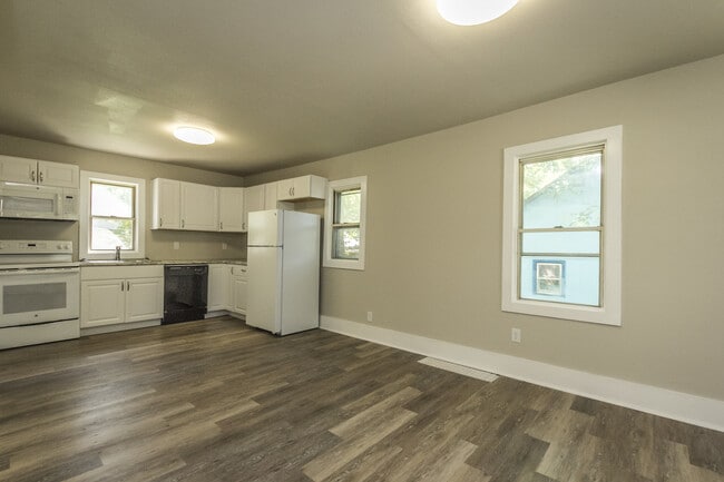 Building Photo - 2 Bedroom 1 Bath Fully Remodeled