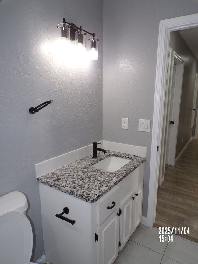 Building Photo - Fresh Paint!!, New Flooring and Granite Co...