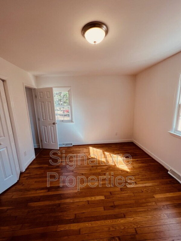 Building Photo - 211 Deerfield Dr