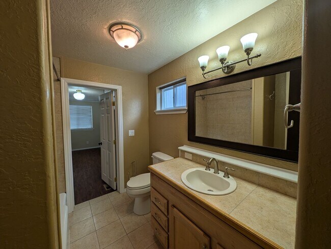 Building Photo - Easy Commute with Stunning Views!