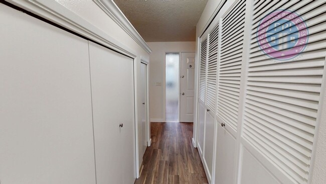 Building Photo - hol7107