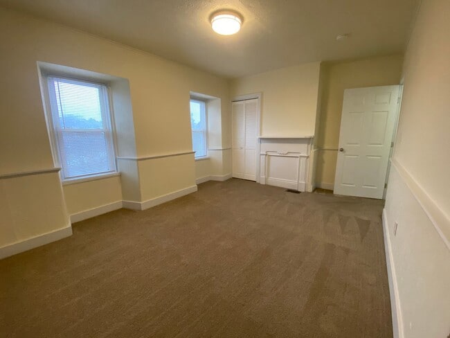 Building Photo - Spacious 2BR House with off street parking!