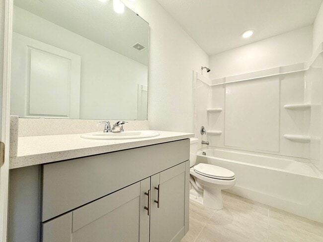 Building Photo - Designed for the way you live! 3Bedrooms/2.5Bath Edgewater Townhome