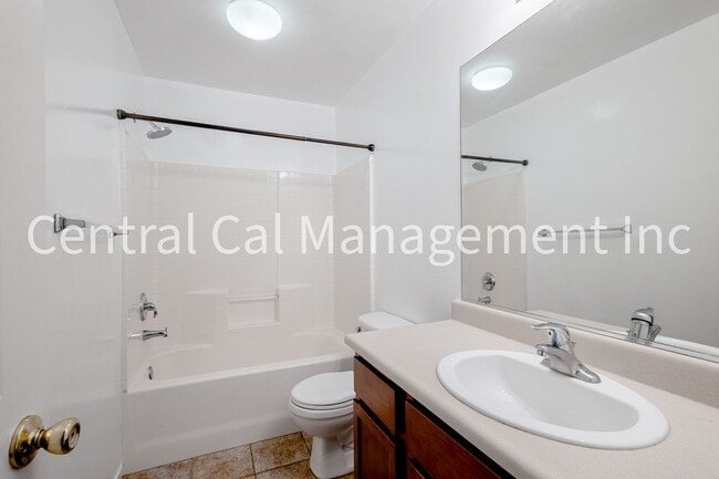 Building Photo - 3 Bedroom/2 Bath with Pool in the Southwest - $2395 Per Month!