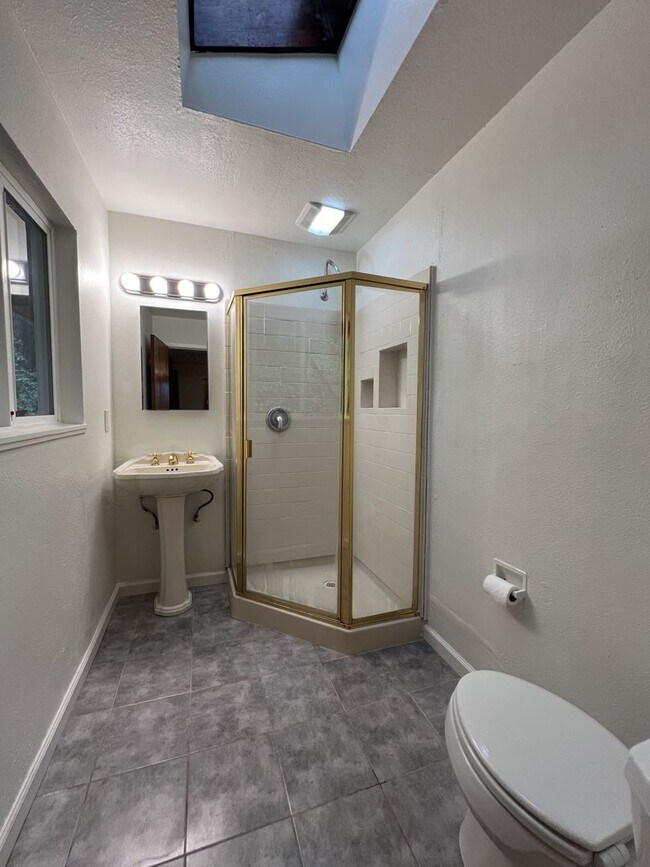 Building Photo - 1,192 Square Foot 3 bedroom, 2 bath privat...
