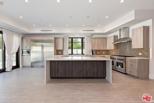 Building Photo - 312 S Palm Dr