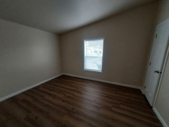 Building Photo - Available Now 3 bedroom, 2bath!!