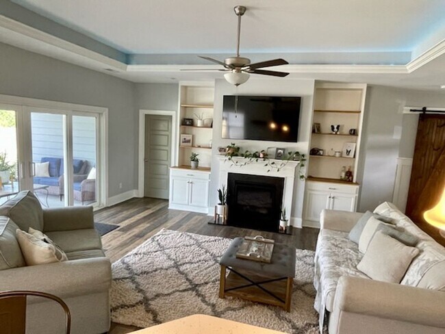 Building Photo - Welcome to this charming 3-bedroom, 2-bath...
